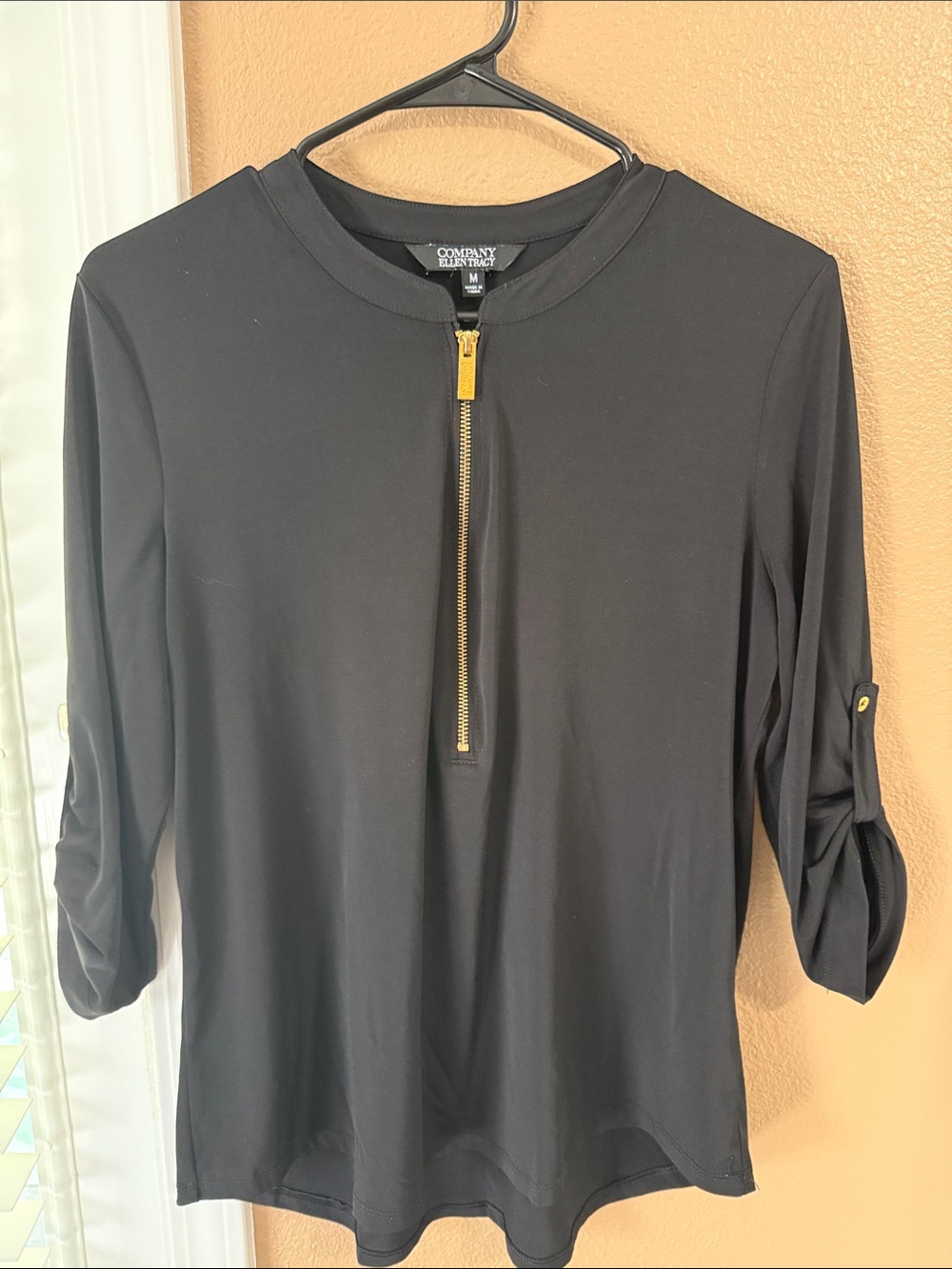 🥳 7/$10!! Ellen Tracy Black Long Sleeve Top with Gold Zip